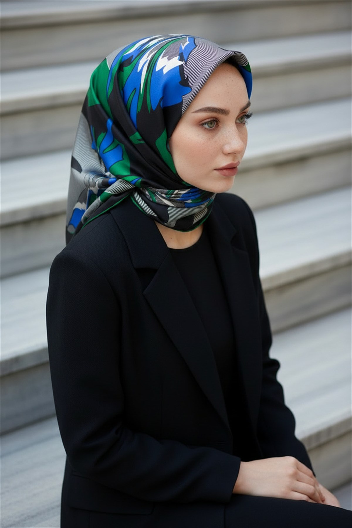 %100 Twill İpek Çiçek Desenli Siyah - Zümrüt Yeşili Renkli 90x90 Eşarp Dikim Şekli : El Dikişi