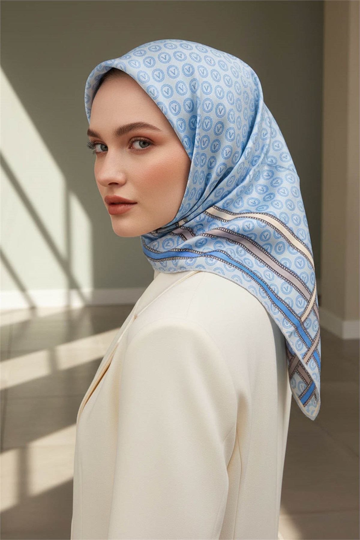 %100 Twill İpek Monogram Desenli Bebe Mavisi - İndigo Renkli 90x90 Eşarp Dikim Şekli : El Dikişi