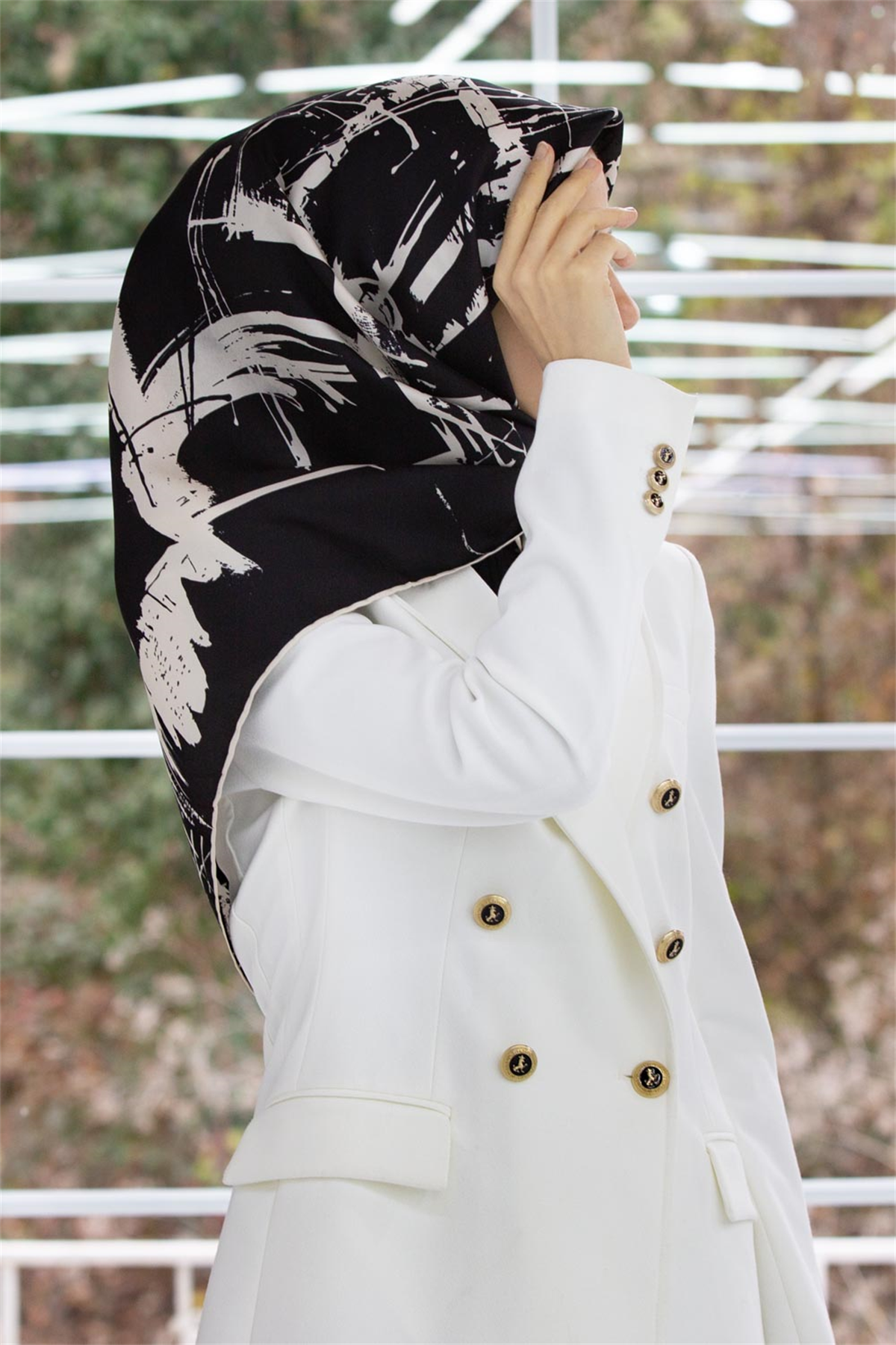 % 57 İPEK % 43 VİSKON Twill İpek Geometrik Desenli Siyah - Krem Renkli 90x90 Eşarp Dikim Şekli : El Dikişi