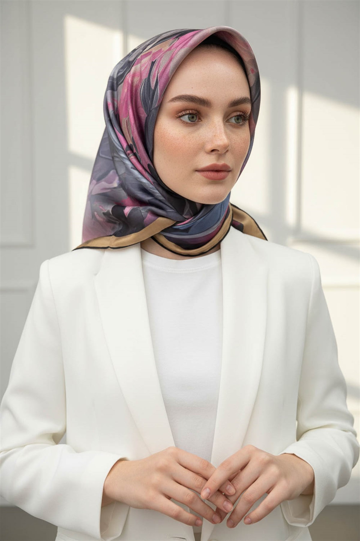 %100 Twill İpek Dumanlı Çiçek Desenli Gri - Saks Renkli 90x90 Eşarp Kenar Dikiş Şekli El Dikişli