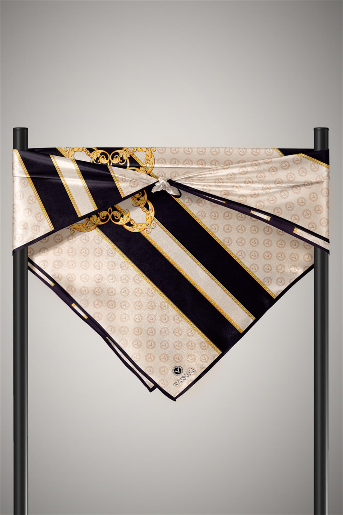 %100 Twill İpek Monogramlı Ve Barok Desenli Bej - Siyah Renkli 90x90 Eşarp Dikim Şekli : El Dikişi