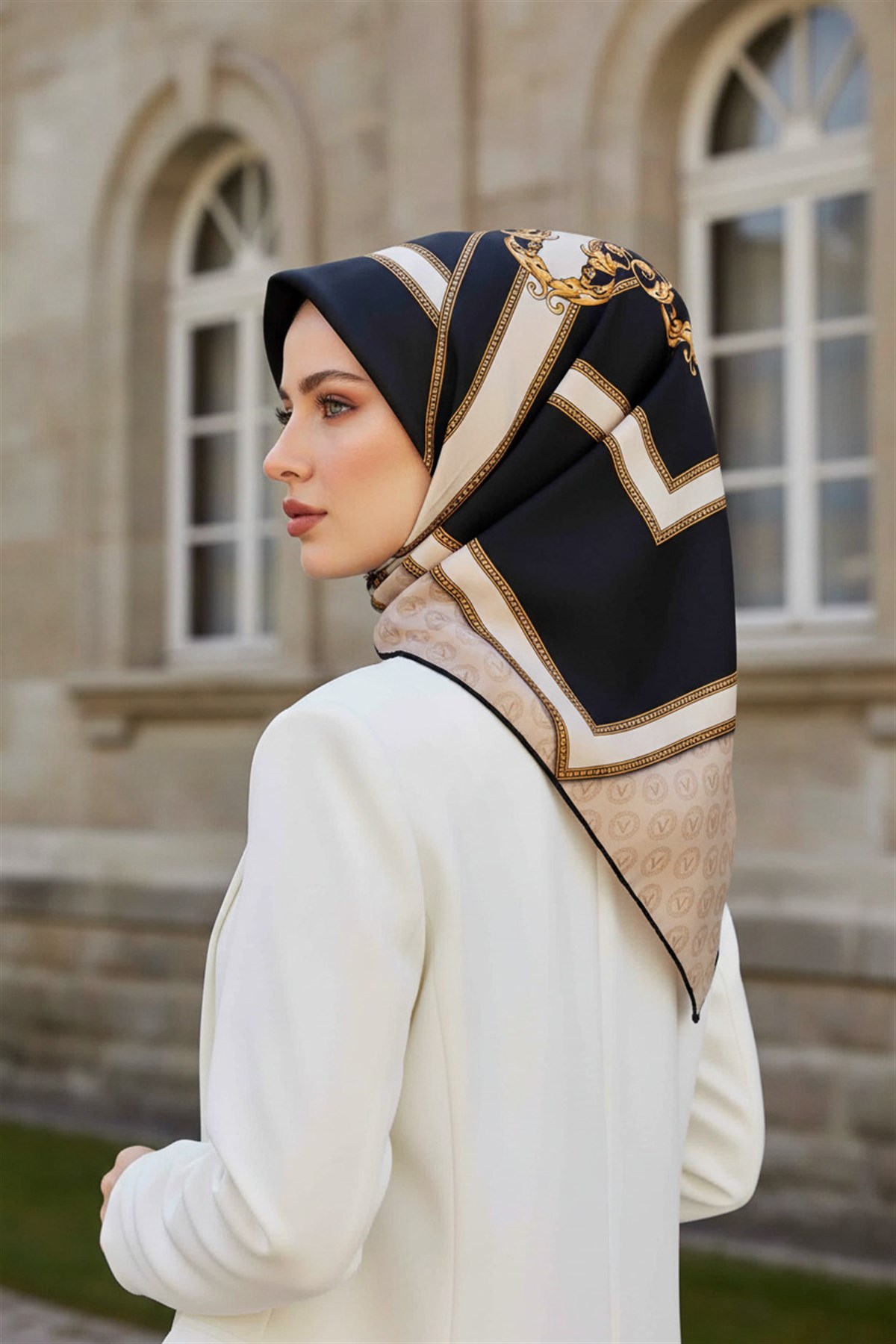 %100 Twill İpek Monogram ve Barok Desenli Krem - Siyah Renkli 90x90 Eşarp Dikim Şekli : El Dikişi