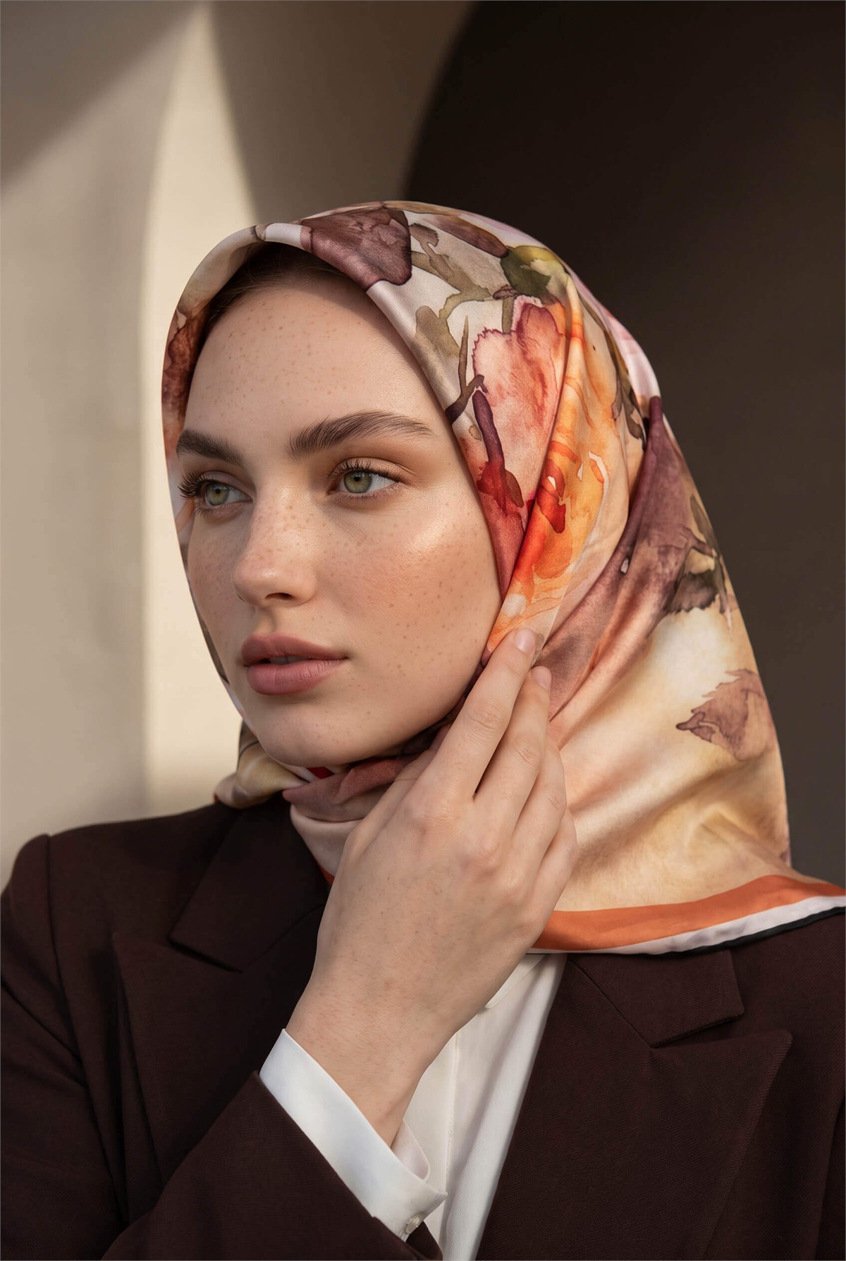 Rayon Çiçek Desenli Taba Renkli 90x90 Eşarp (İpek İçermez) Kenar Dikiş Şekli El Dikişli