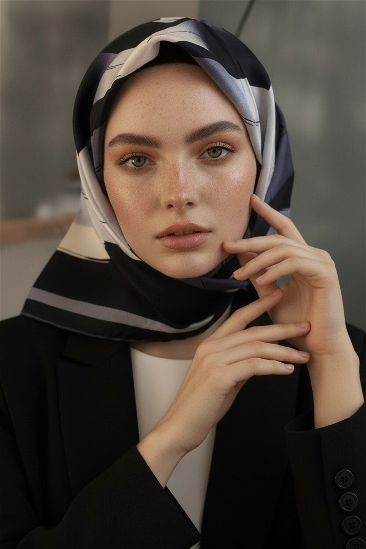 %100 Twill İpek Geometrik Fırça İzi Desenli Siyah - Gri Renkli 90x90 Eşarp Dikim Şekli : El Dikişi