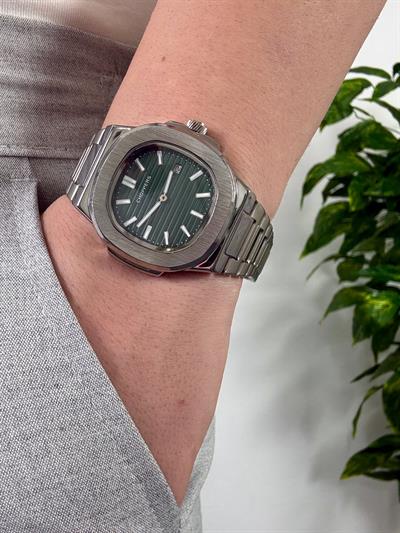84 Vivaldi Green Screen Vintage Wristhwatch VV