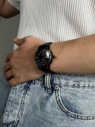 Black Screen Old Money Vintage Wristhwatch