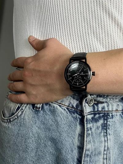 Black Screen Old Money Vintage Wristhwatch