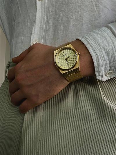 C.S Gold White Screen Vintage Wristhwatch
