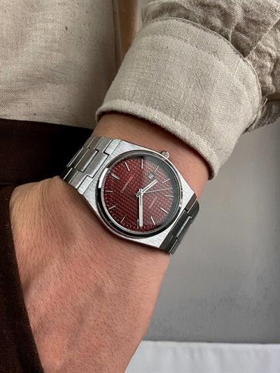Red İnside Vintage Wristhwatch
