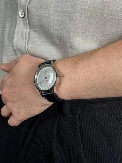 White Screen Old Money Vintage Wristhwatch