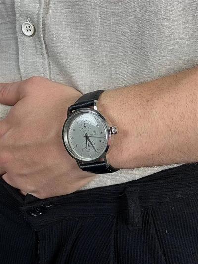 White Screen Old Money Vintage Wristhwatch
