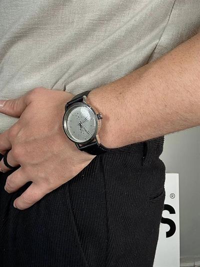 White Screen Old Money Vintage Wristhwatch