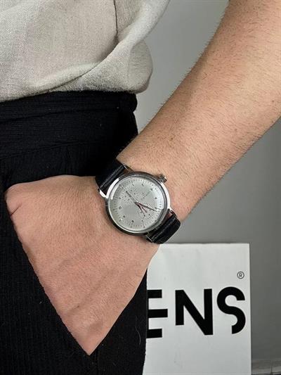 White Screen Old Money Vintage Wristhwatch