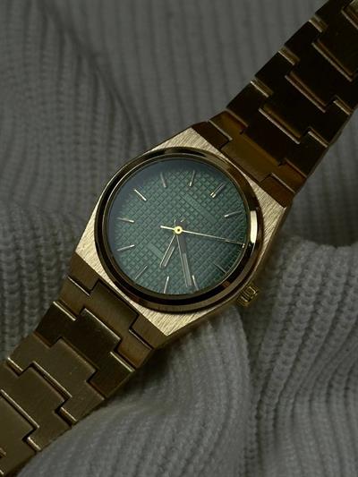 Woman Green Screen Gold Cord Vintage Wristhwatch