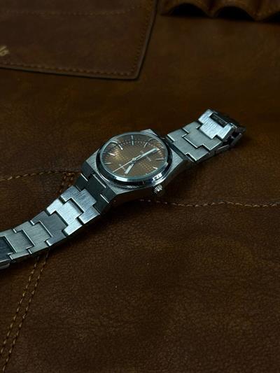 Woman Mustard Screen Vintage Wristhwatch