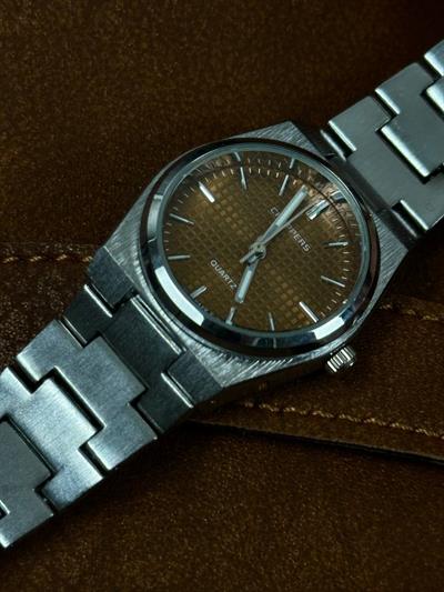 Woman Mustard Screen Vintage Wristhwatch
