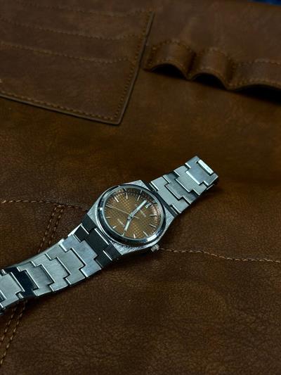 Woman Mustard Screen Vintage Wristhwatch