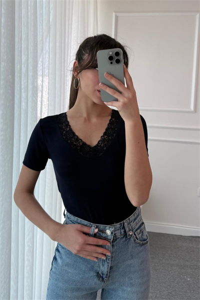 Dantel Detaylı T-shirt - SİYAH