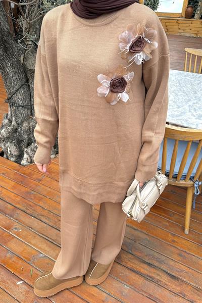 Aksesuarlı Triko Takım Camel