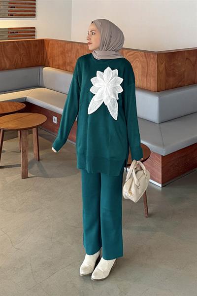 Çiçek Aksesuarlı Triko Takım Zümrüt Yeşili
