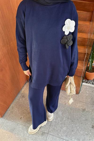 Çiçek Aksesuarlı Triko Takım Lacivert
