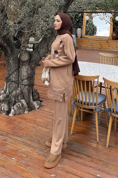 Aksesuarlı Triko Takım Camel