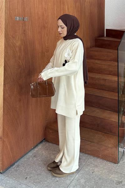 Çiçek Aksesuarlı Triko Takım Bej