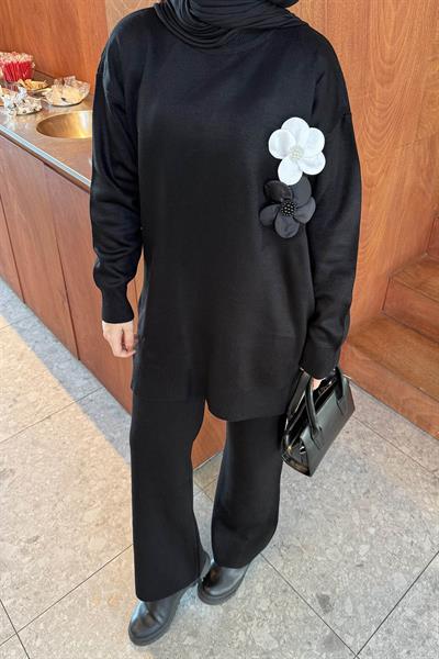 Çiçek Aksesuarlı Triko Takım Siyah