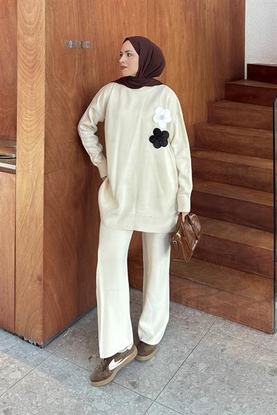Çiçek Aksesuarlı Triko Takım Bej
