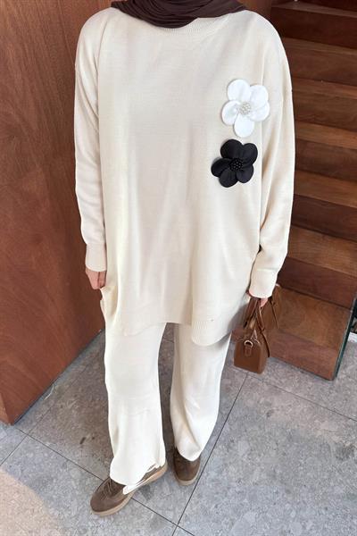 Çiçek Aksesuarlı Triko Takım Bej