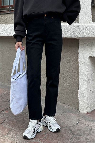 Kesik Paça Fit Jean Siyah