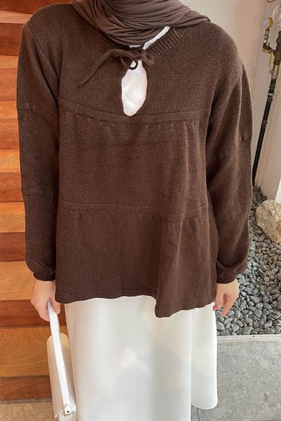 Yakası Bağcıklı Triko Kazak Acı Kahverengi