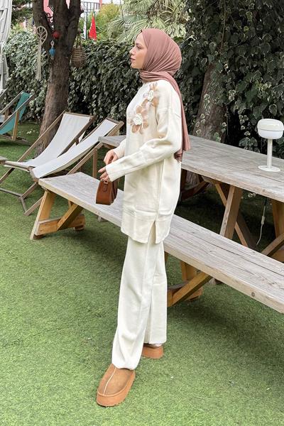 Aksesuarlı Triko Takım Bej