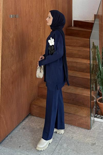 Çiçek Aksesuarlı Triko Takım Lacivert