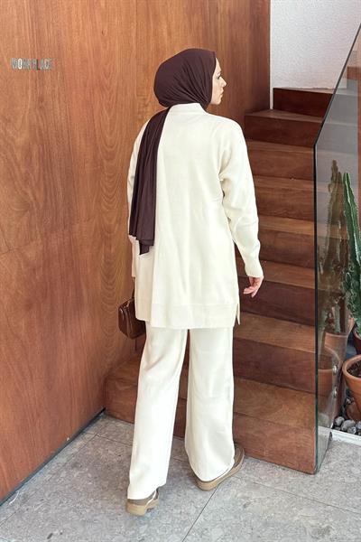 Çiçek Aksesuarlı Triko Takım Bej