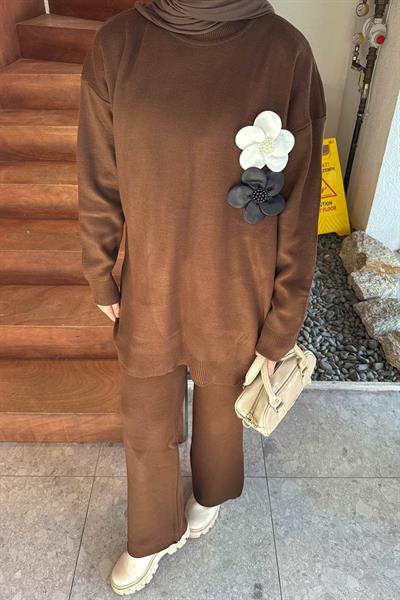 Çiçek Aksesuarlı Triko Takım Acı Kahverengi