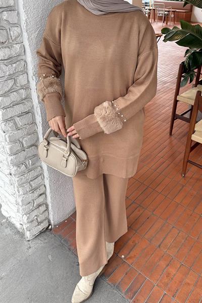 Kol Peluş Detaylı Triko Takım Camel
