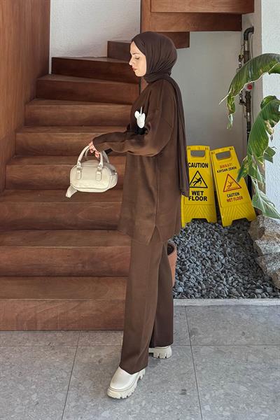 Çiçek Aksesuarlı Triko Takım Acı Kahverengi