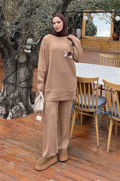Aksesuarlı Triko Takım Camel