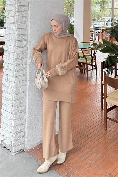 Kol Peluş Detaylı Triko Takım Camel