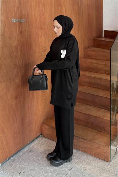 Çiçek Aksesuarlı Triko Takım Siyah