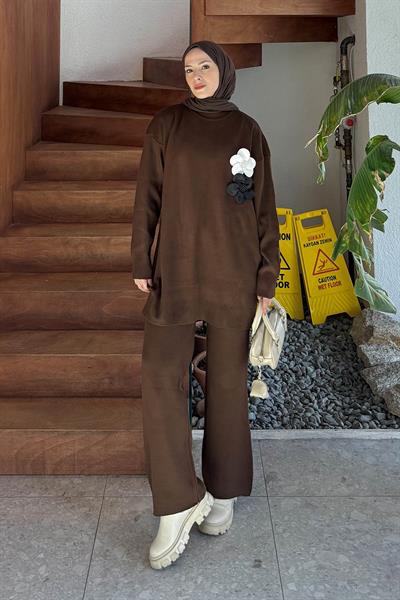 Çiçek Aksesuarlı Triko Takım Acı Kahverengi