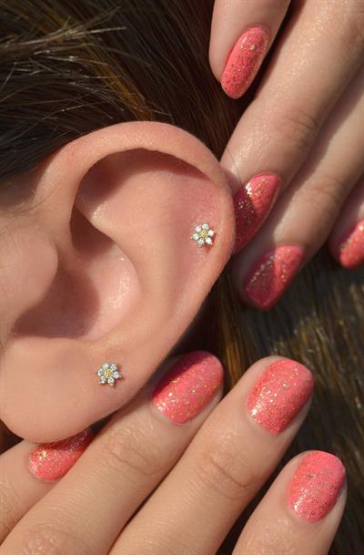 Gold Mini Çiçek Piercing Tragus Helix Kıkırdak