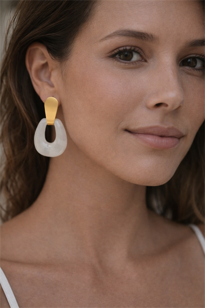 Vintage Ekru Akrilik Damla Küpe – Gold Çelik Detaylı