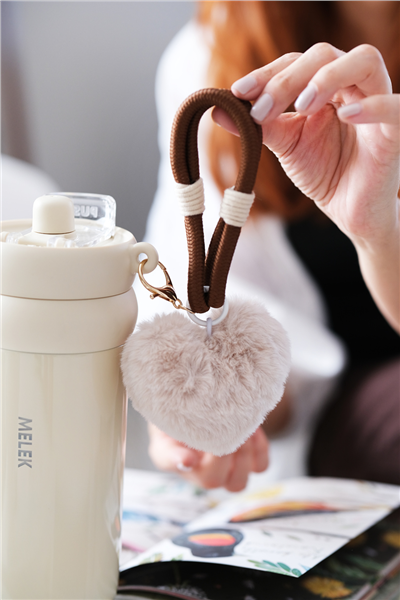 Kişiye Özel 950 ml Kulplu Vakumlu Bej Çelik Termos,Peluş Charm Detaylı