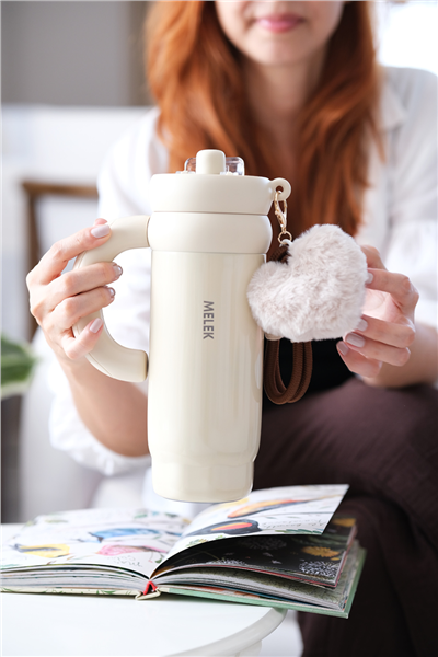 Kişiye Özel 950 ml Kulplu Vakumlu Bej Çelik Termos,Peluş Charm Detaylı