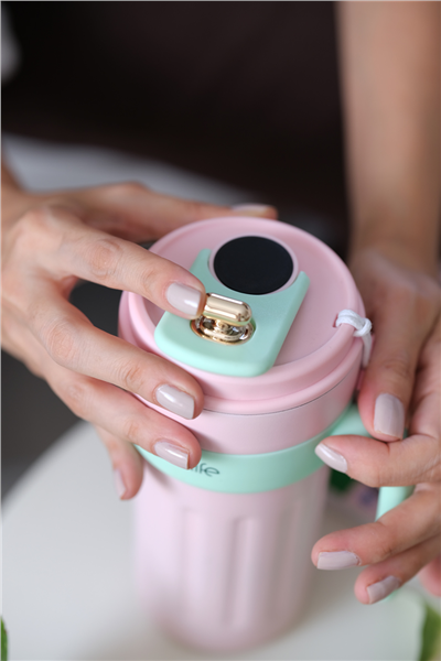 Kişiye Özel LED Sıcaklık Göstergeli Kulplu Pembe Çelik Termos,600 ml