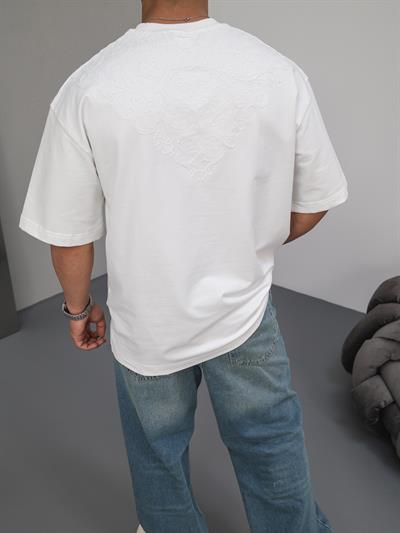 NAKIŞ İŞLEMELİ OVERSİZE BEYAZ TİŞÖRT