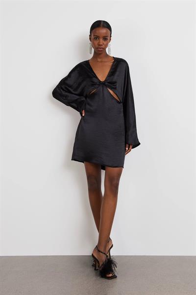 Cut Out Detaylı Saten Elbise Siyah Renk