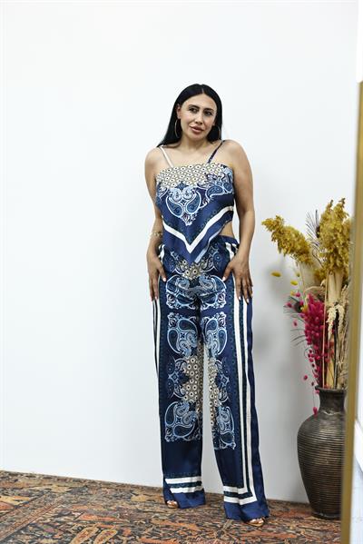 Desenli Yazlık İki Parçalı Takım – Ayarlanabilir İp Askılı Bluz & Bol Paça Pantolon